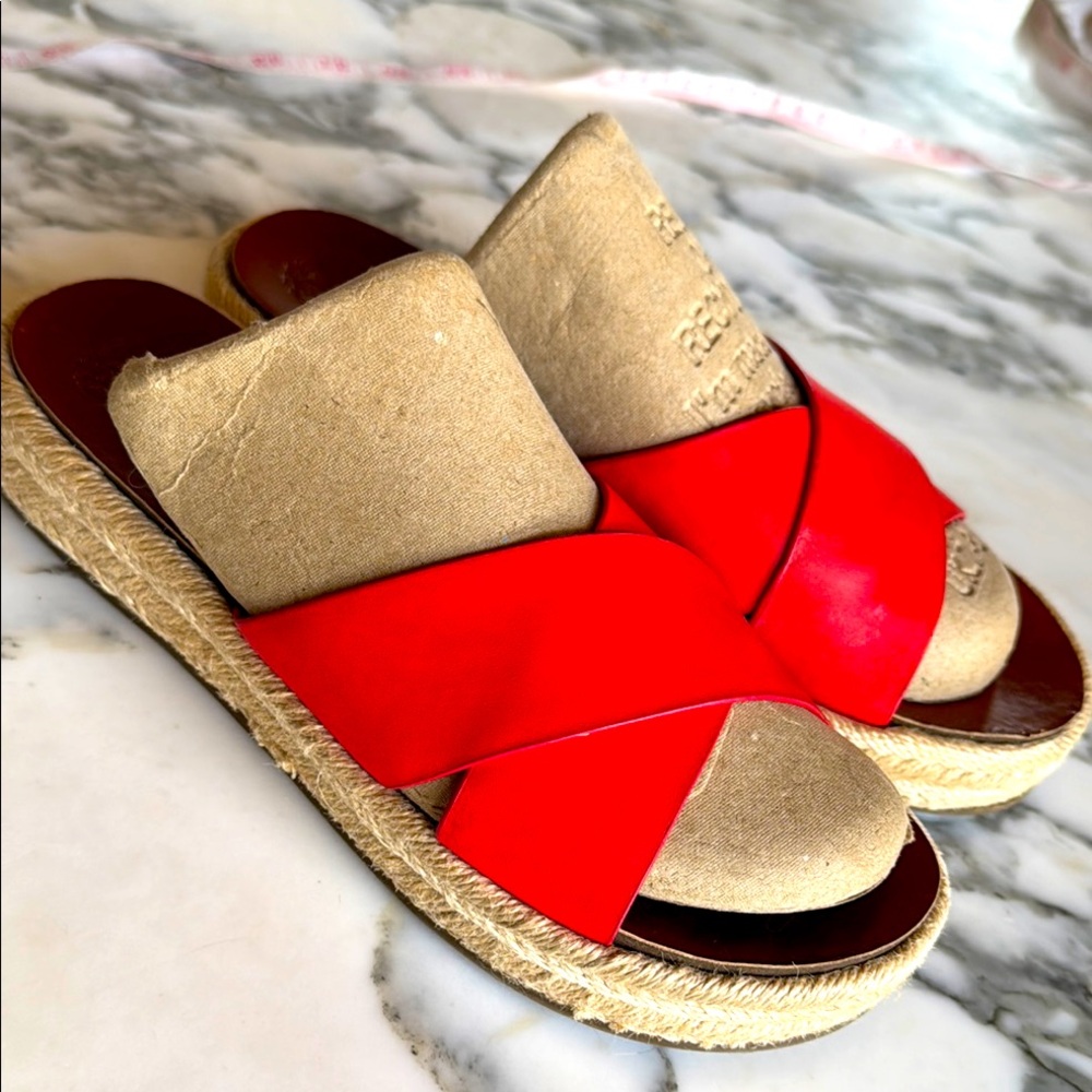 Vince Camuto Red & Tan Espadrille Sandals Women’s size 8.